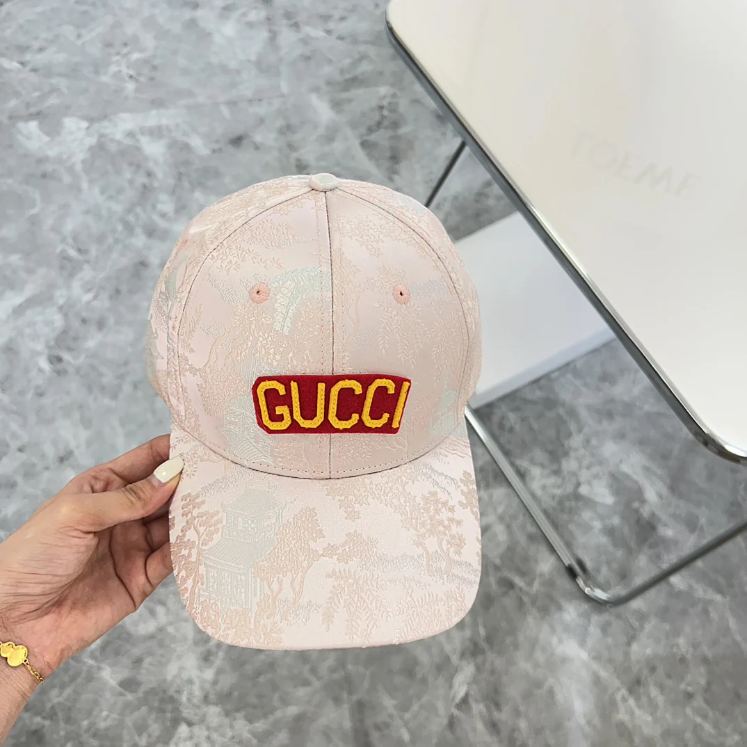 Новая бейсболка Gucci 2024 с вышивкой - розовая.