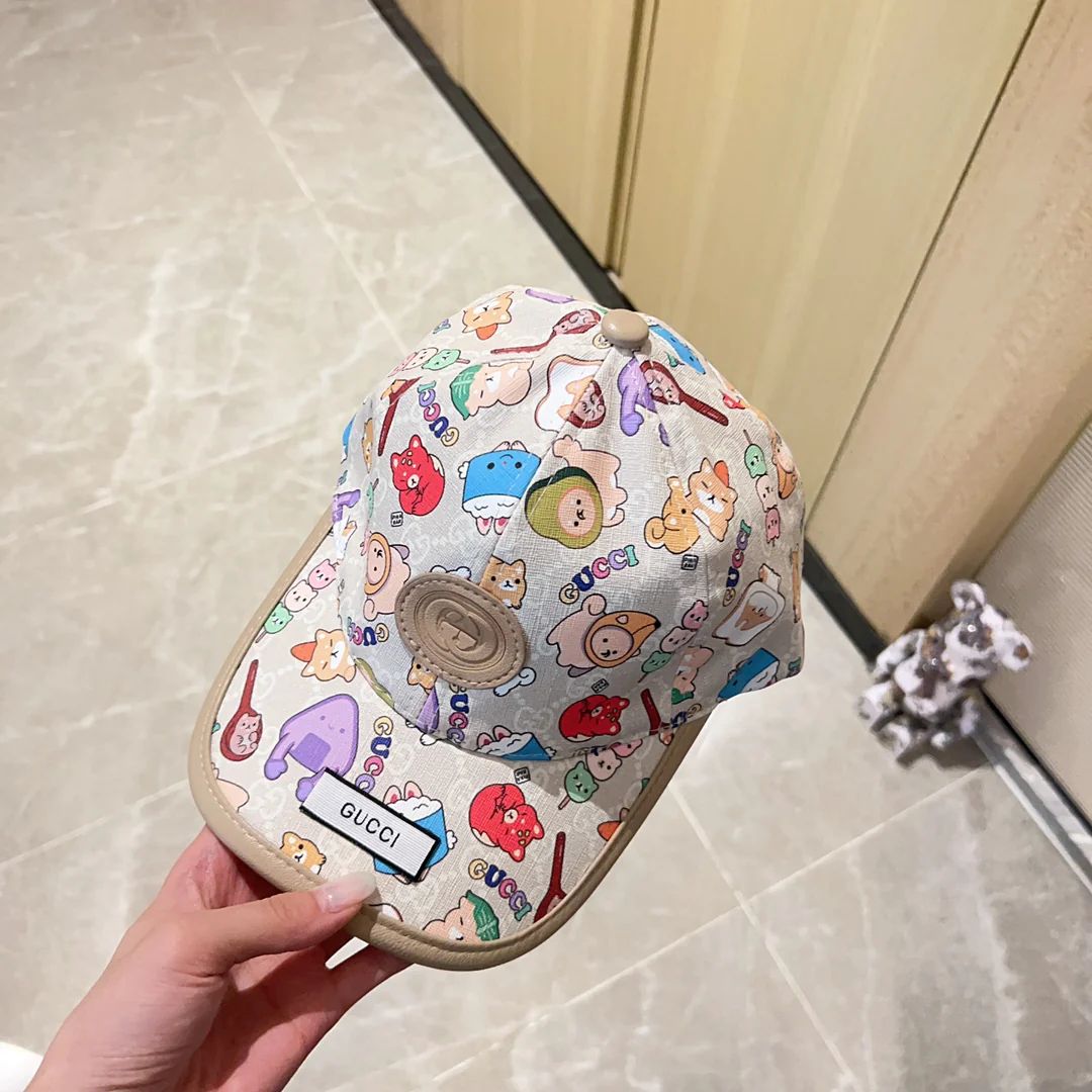 Новинка сезона весна/лето 2023 от Gucci - бейсболка с кожаной отделкой - белая.