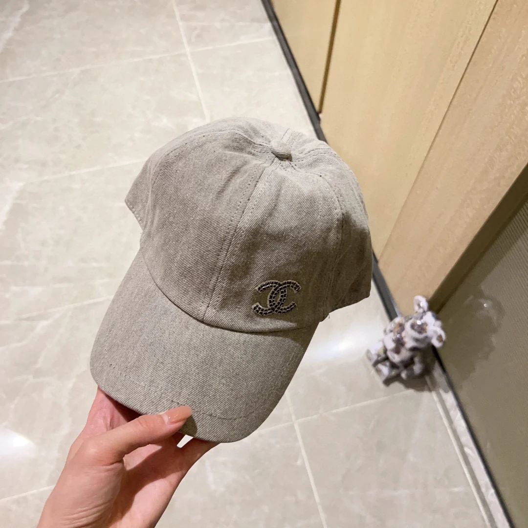 Новинка сезона весна/лето 2023 от Chanel - Вышитая шляпа/шапка-шар - Серая