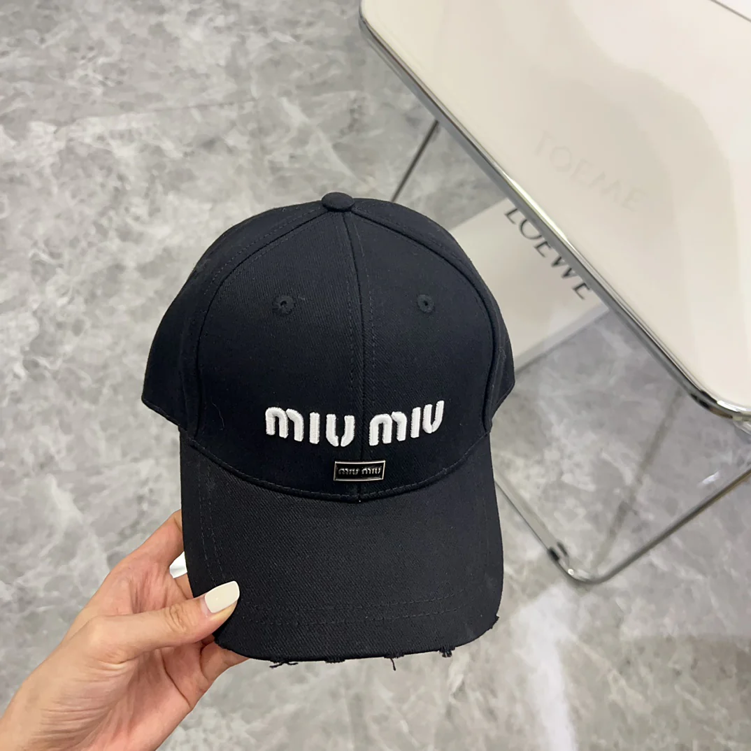 Новая бейсболка Miu Miu 2024 с объемными буквами, черная.