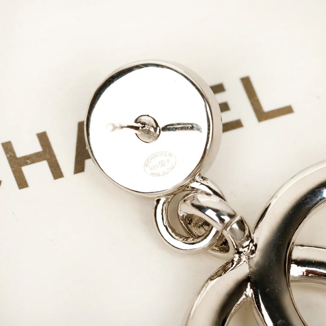 Chanel - Серьги в виде двойной буквы С из полированного черного серебра, 25 пенсов