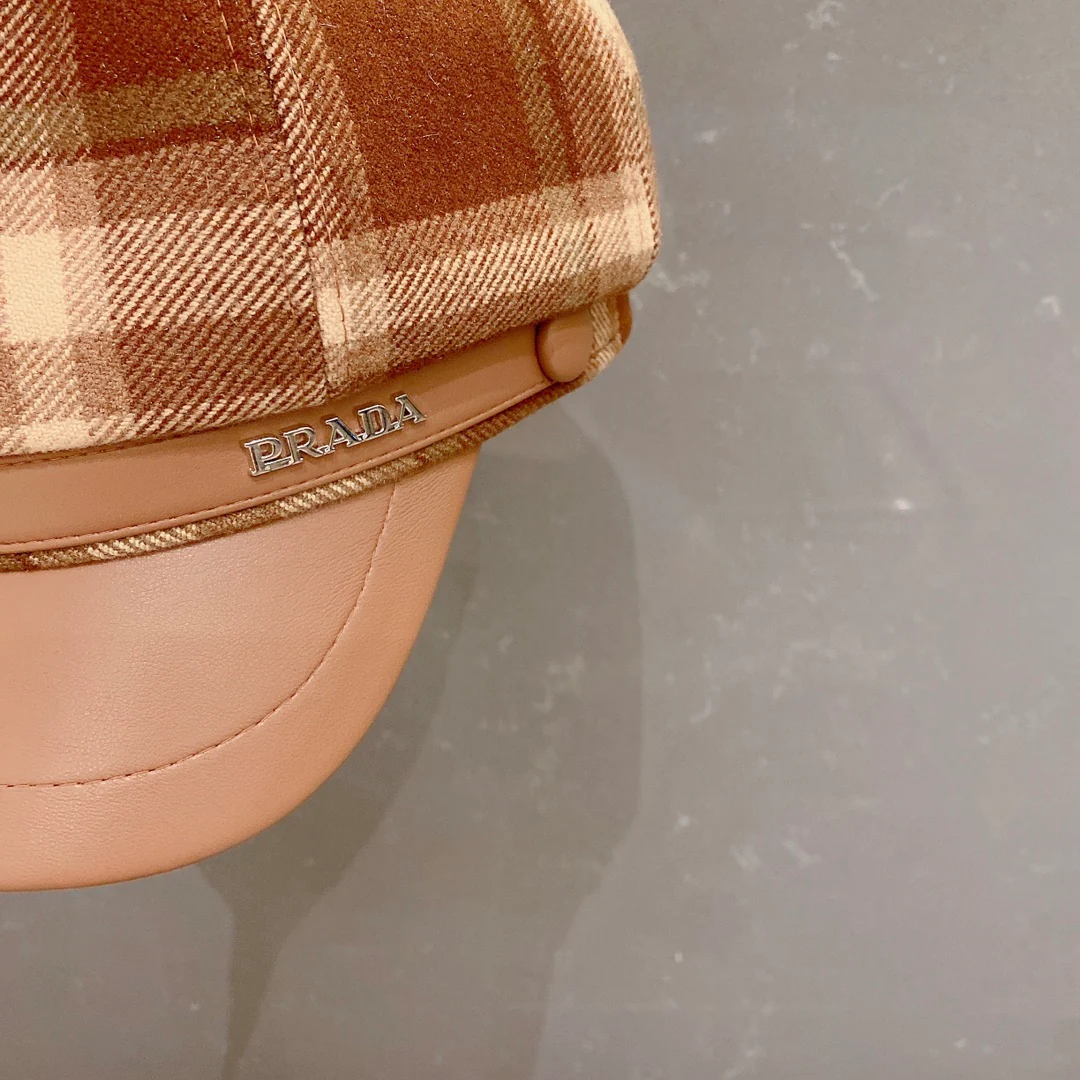 Клетчатая бейсболка Prada - коричневая