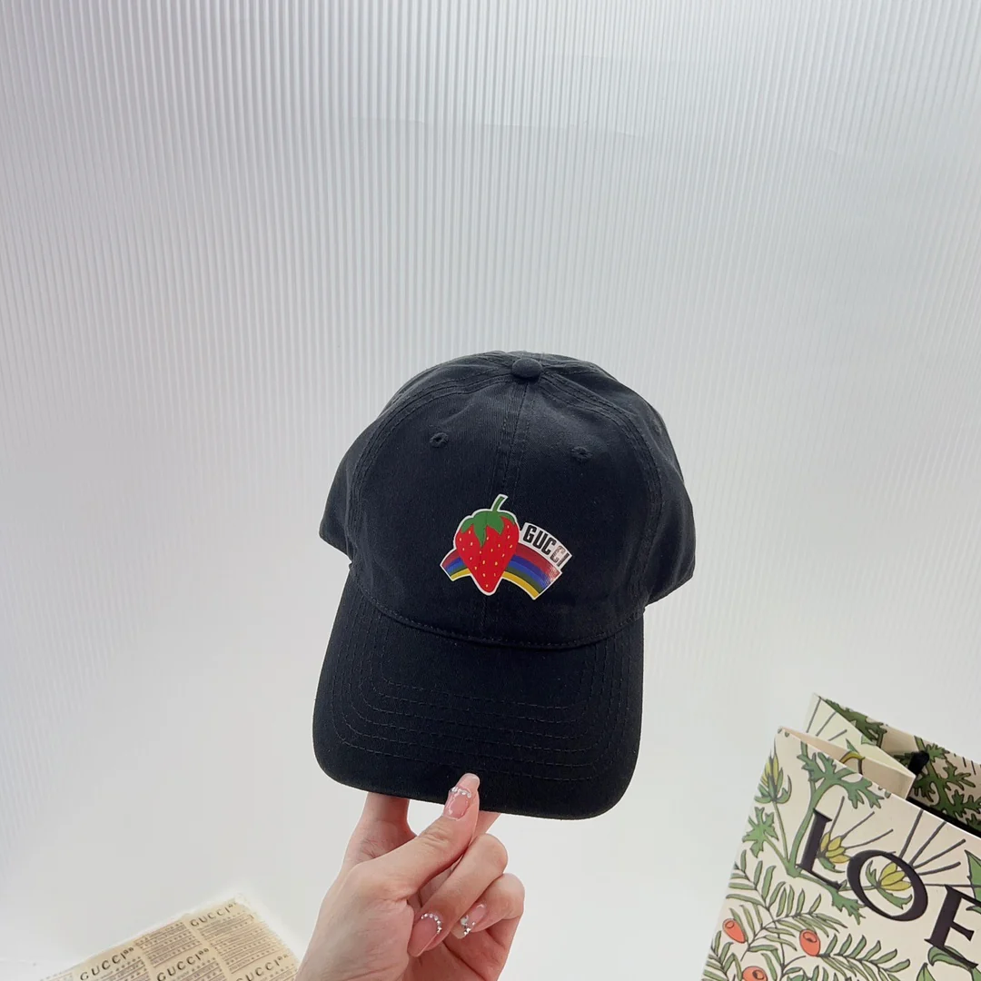 Бейсболка Gucci с клубничным принтом