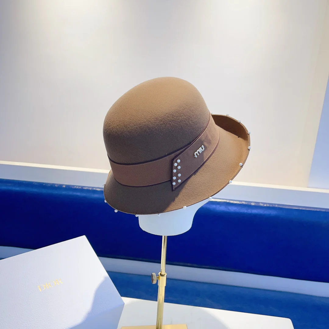 Шерстяная шапка Miu Miu, расшитая бисером вручную, коричневая.