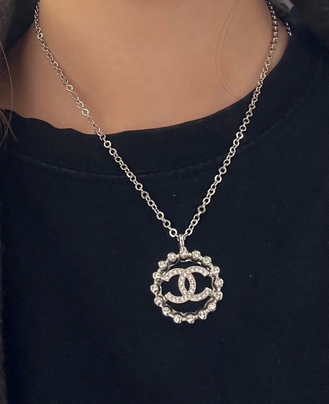 Колье Chanel 25p с ажурным круглым узором и двойной буквой С - Золото - Серебро