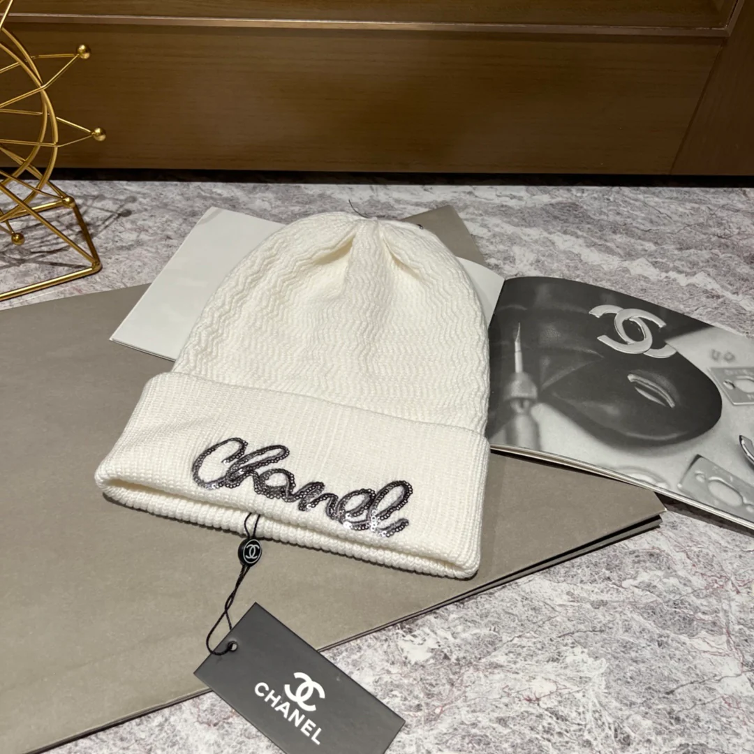 Вязаная шапка Chanel с буквой