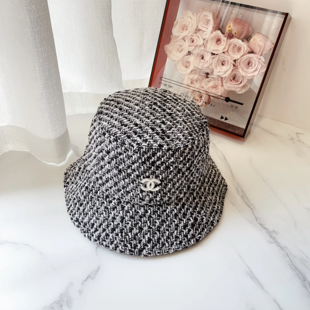 Chanel - Новая модель ранней осени: шерстяная клетчатая рыбацкая шляпа крупной вязки - черно-белая.
