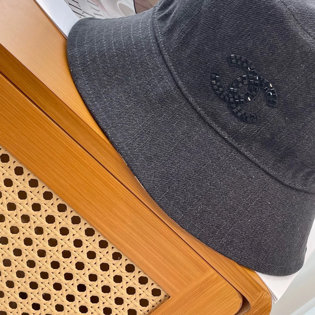 Chanel - Рыбацкая шляпа ручной работы, расшитая пайетками - Черная