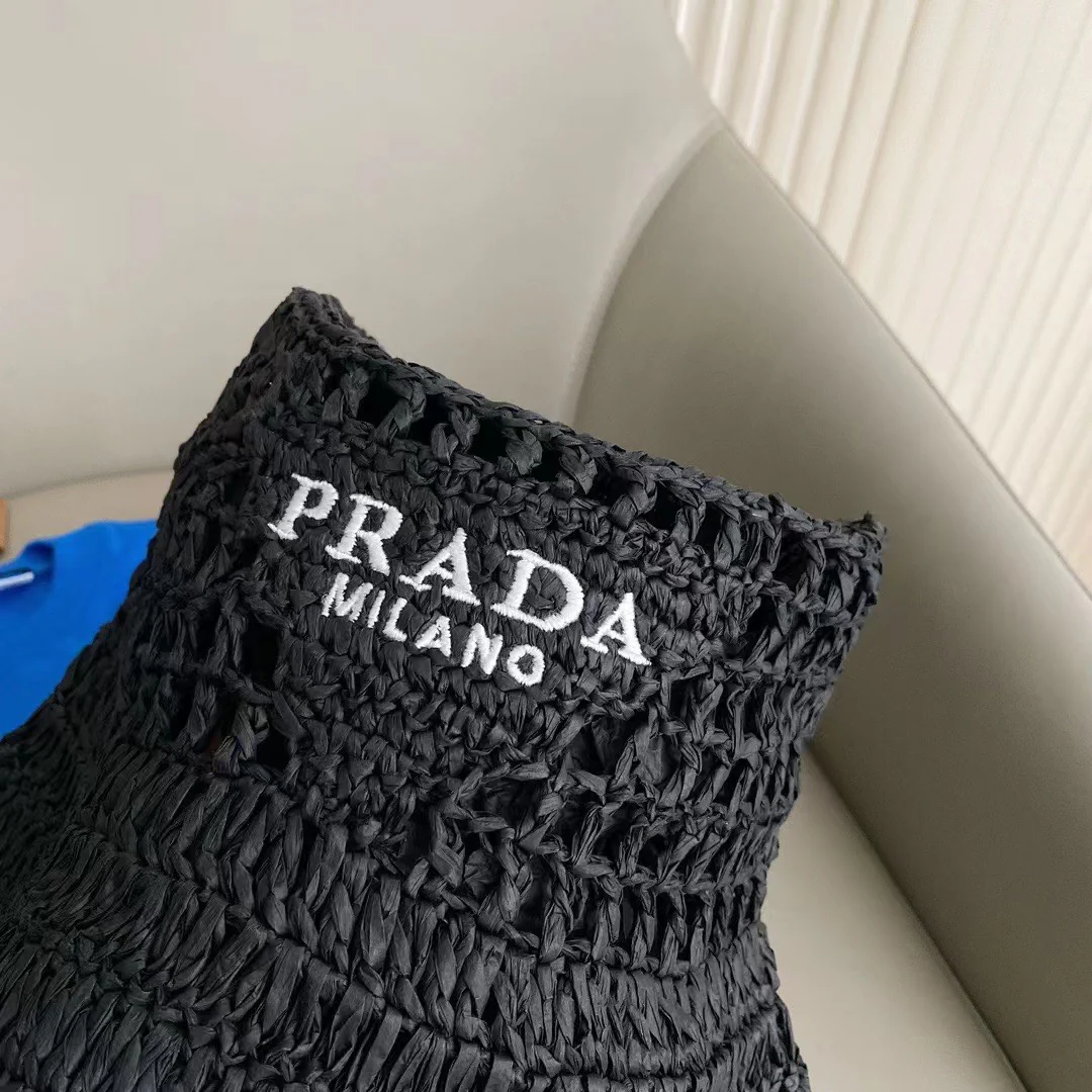Новинка сезона весна/лето 2023 от Prada - Плетеная ажурная рыбацкая шляпа - Черная