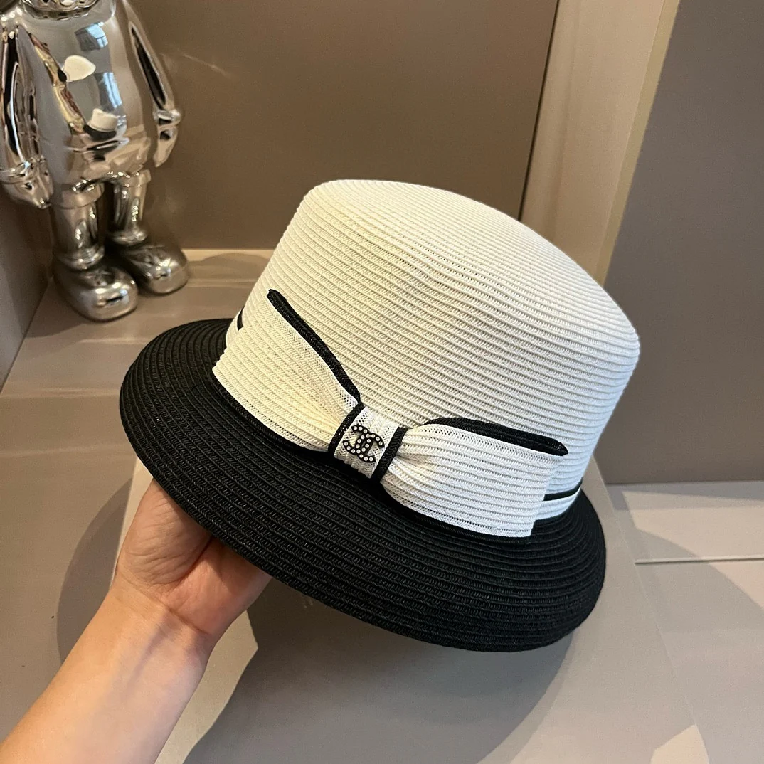 Chanel - Простая и элегантная шляпа с плетеным бантом - белая