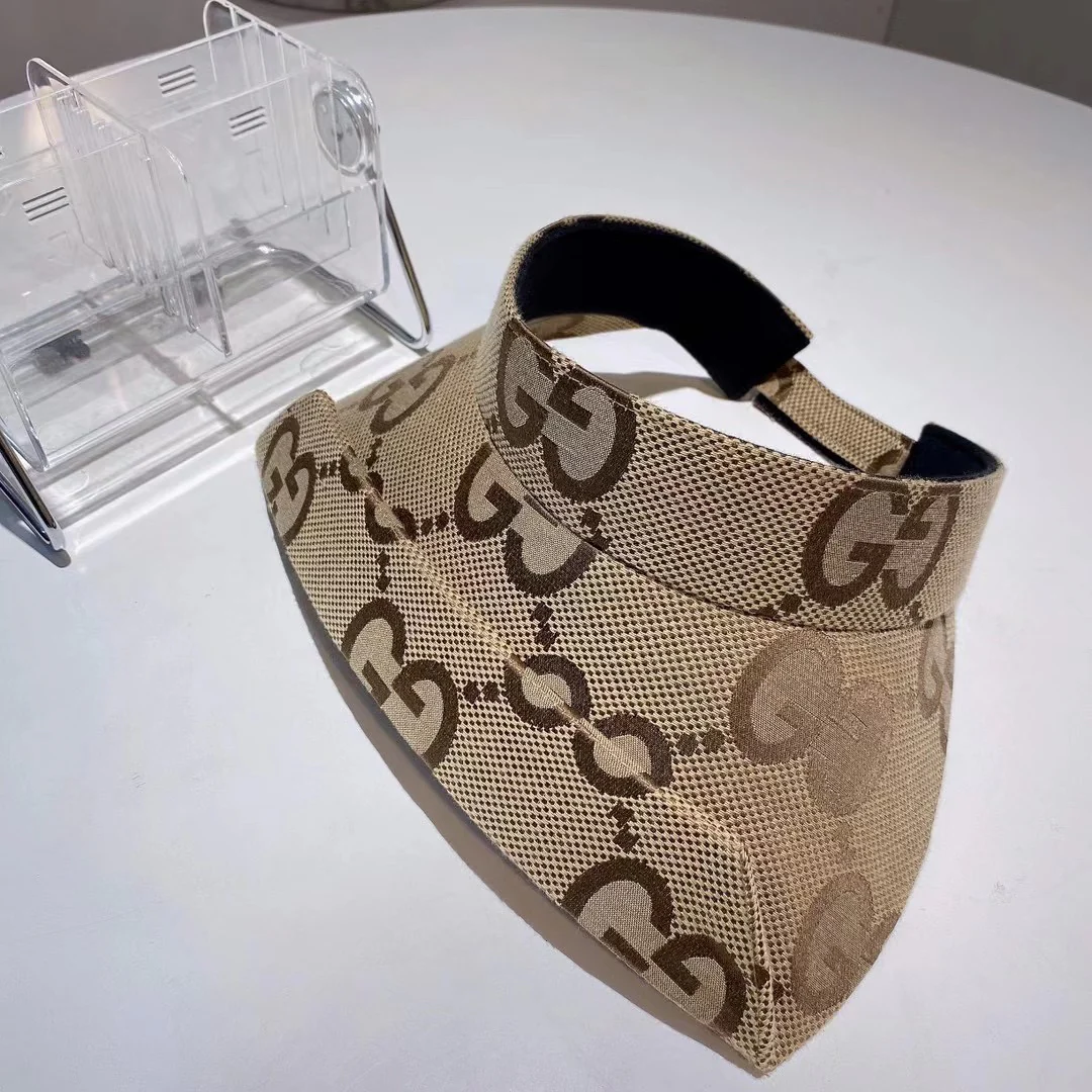 Классическая солнцезащитная шляпа Gucci с монограммой.