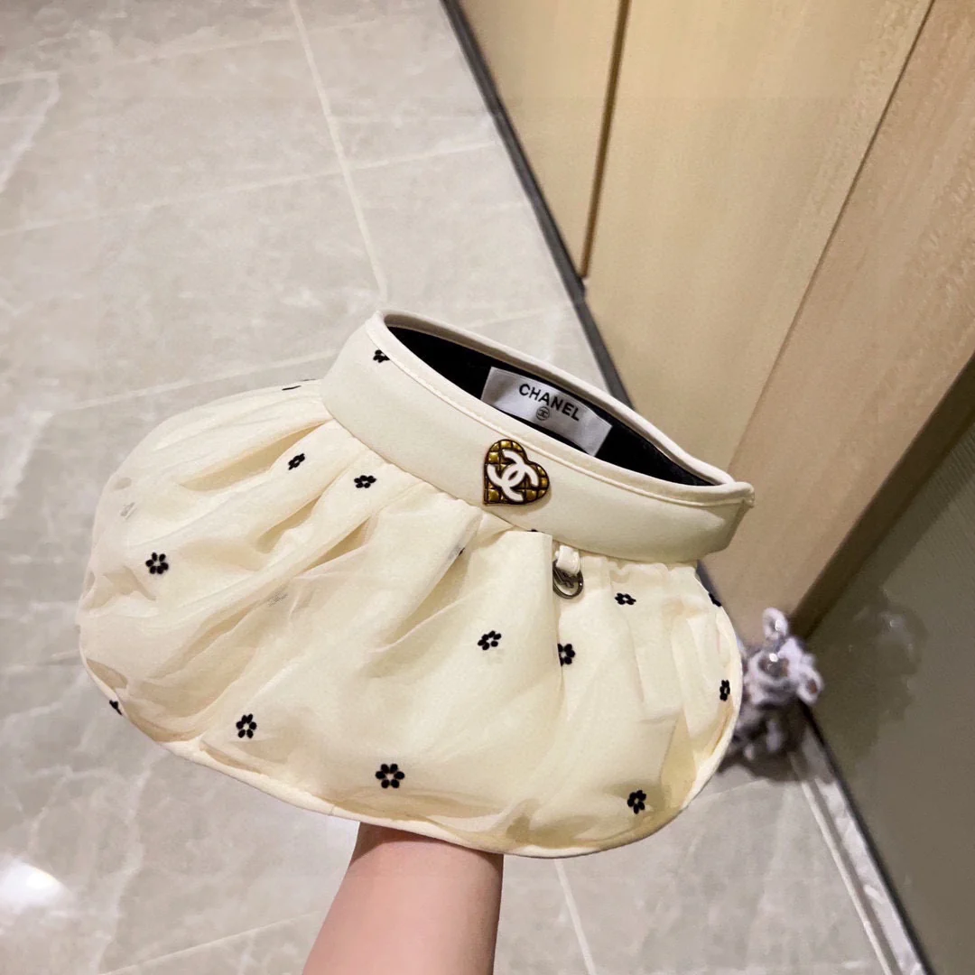 Новая шляпа от солнца Chanel 2024 с цветочным принтом и оборками - белая.