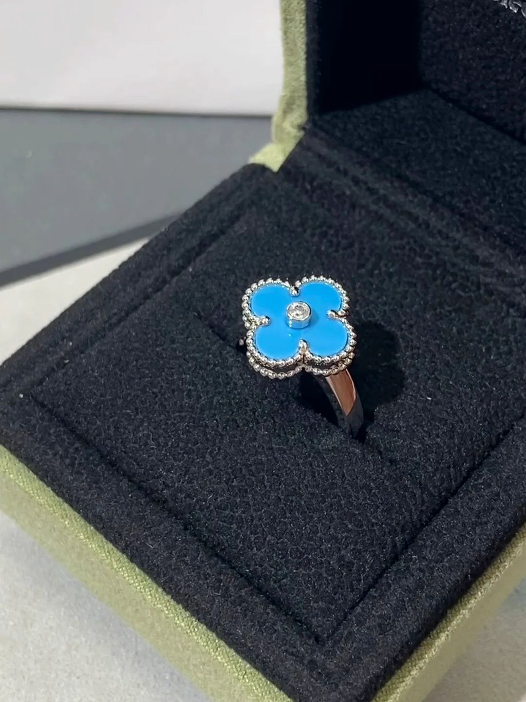 Ван Век - Кольцо 046