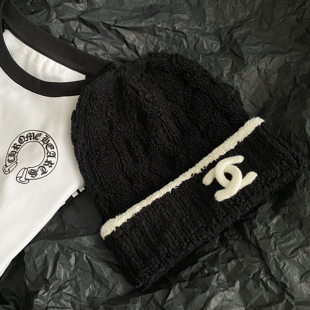 Вязаная шапка Chanel из новой коллекции осень/зима 2023 — черная.