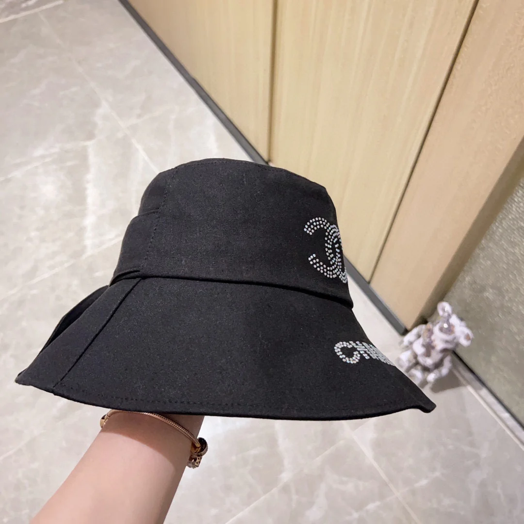 Новинка сезона весна/лето 2023 от Chanel - Рыбацкая шляпа со стразами - Черная