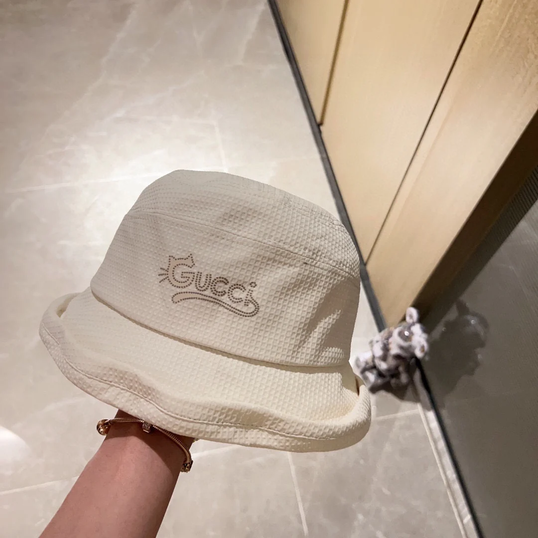 Новая панама Gucci 2023 года с асимметричным низом и откидной крышкой - бежевая.