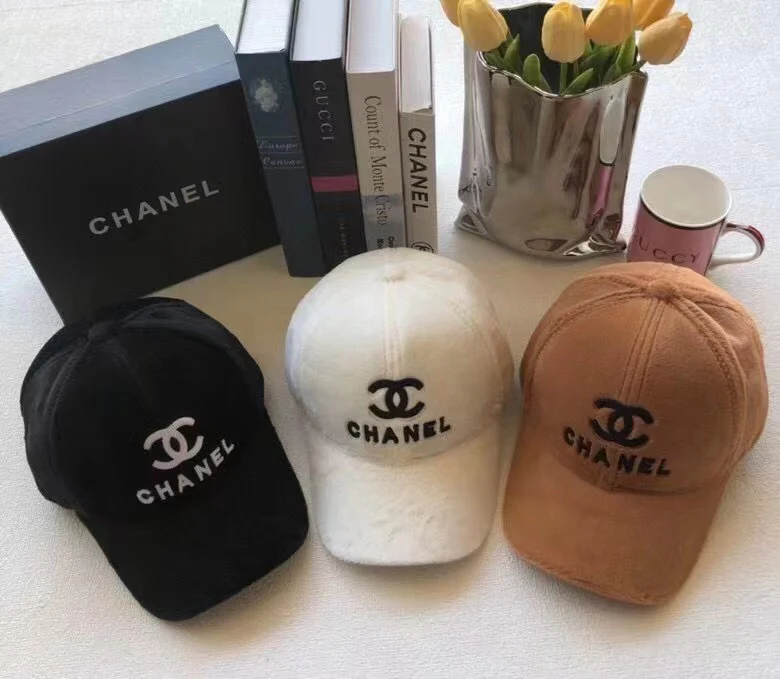 Бейсболка Chanel с вышивкой из кроличьего меха - 1