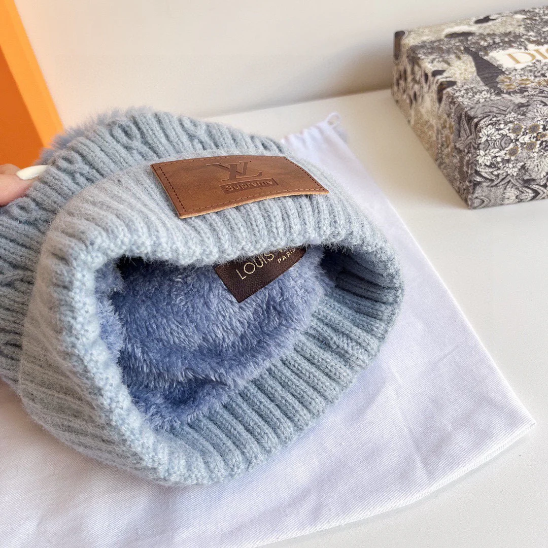 LV - Вязаная шапка с косами