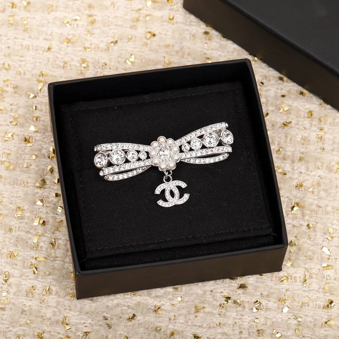 Брошь Chanel 127