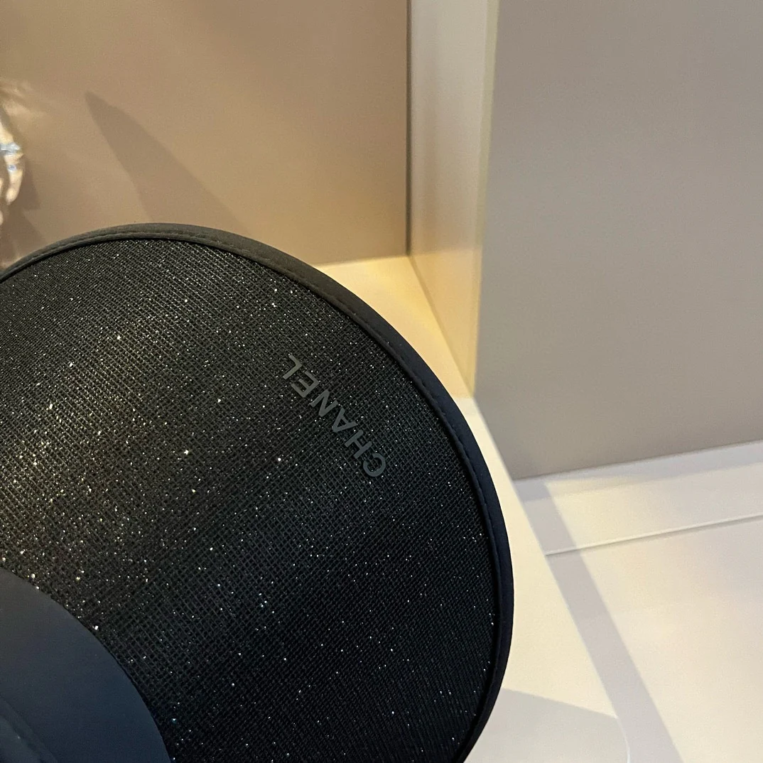 Минималистичная солнцезащитная шляпа Chanel с простой надписью - черная