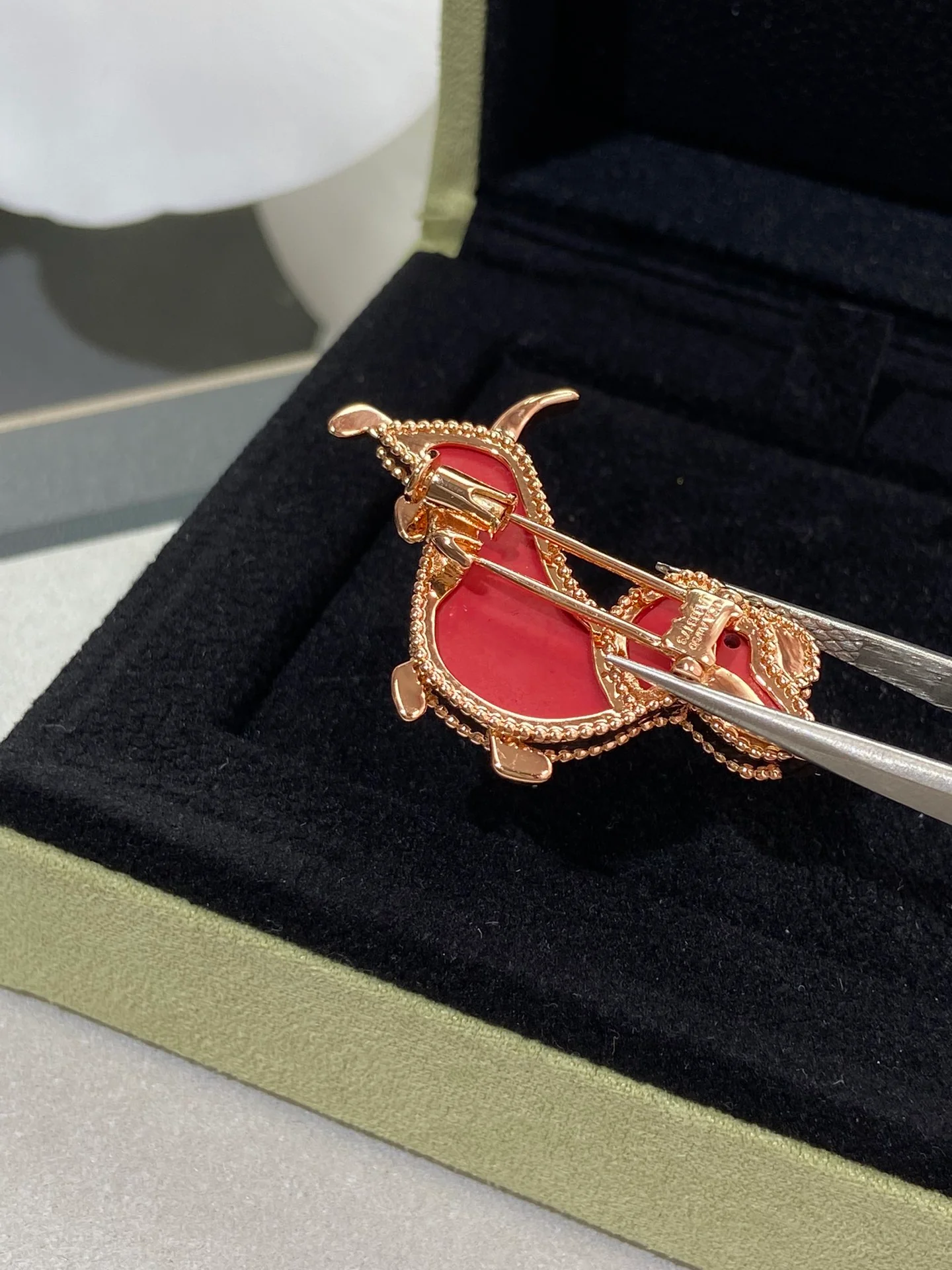 Van Véck - Брошь 003