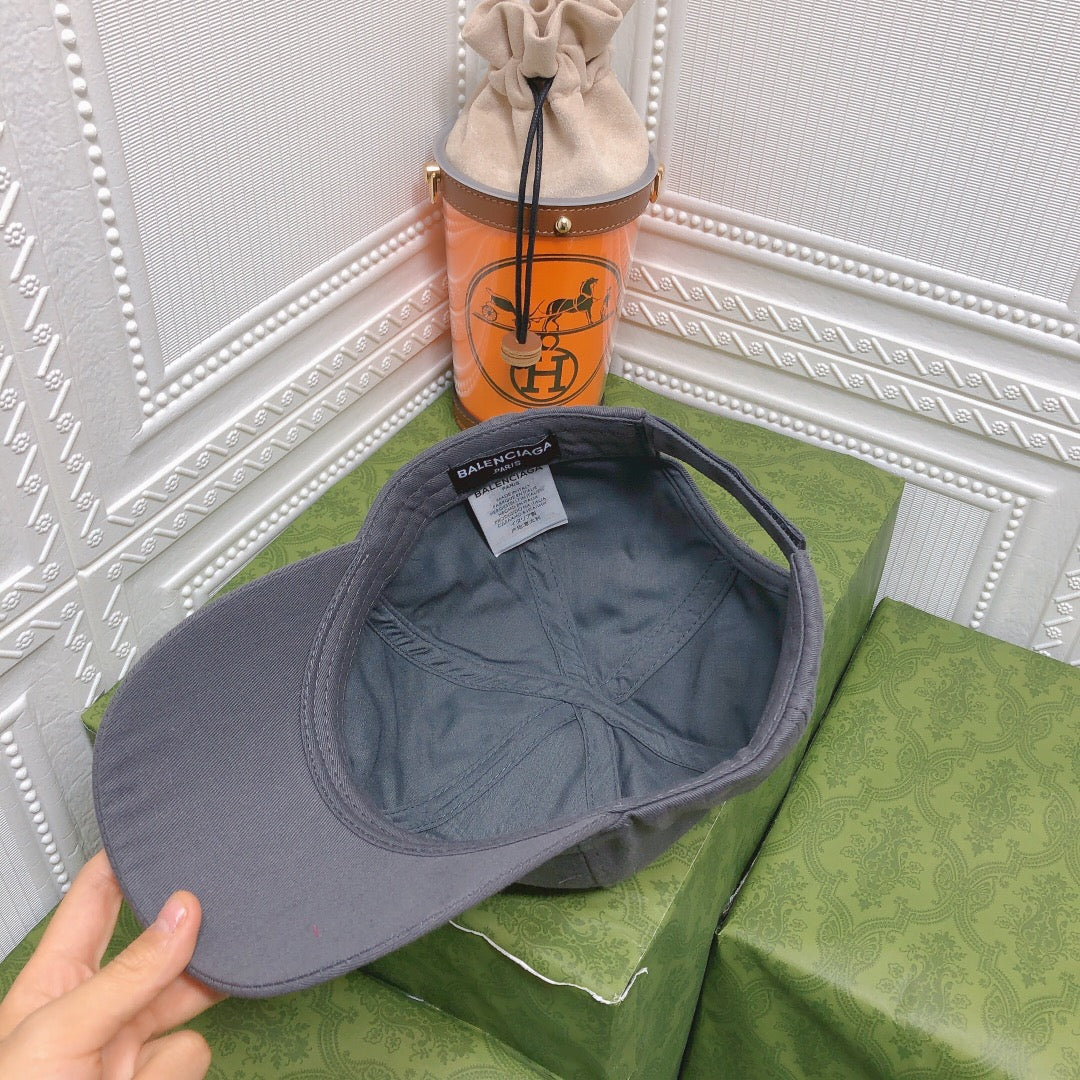 Balenciaga - Бейсболка с эффектом потертости и граффити