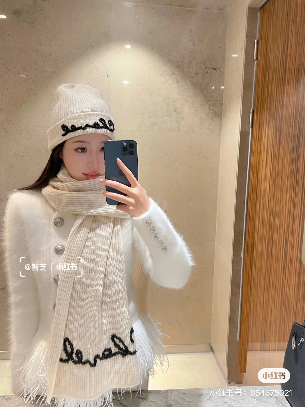 Плетеная шляпа Chanel с надписью курсивом — белая.