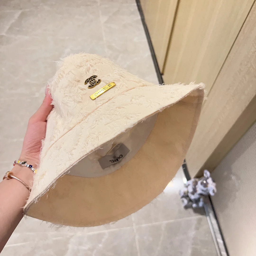 Новая коллекция Chanel ?Рыбацкая шляпа? сезона начало осени 2023 года — с перьями — белая.