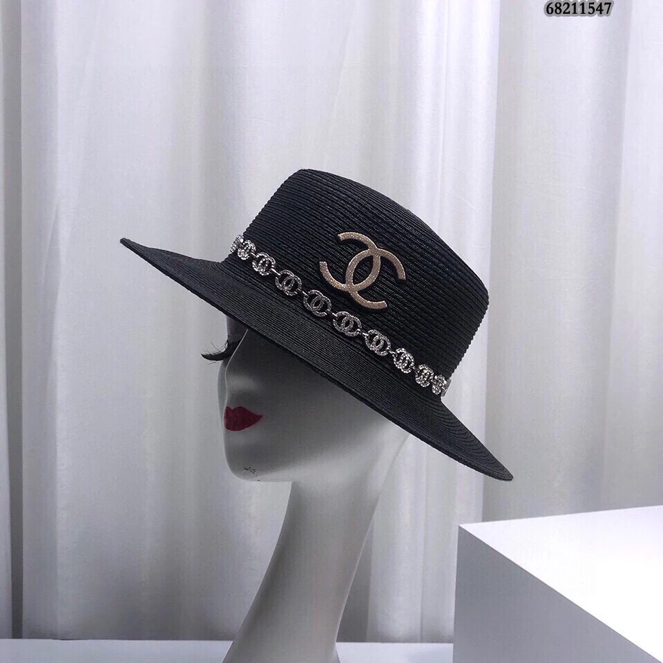 Новая соломенная шляпа Chanel 2022 года - черная.