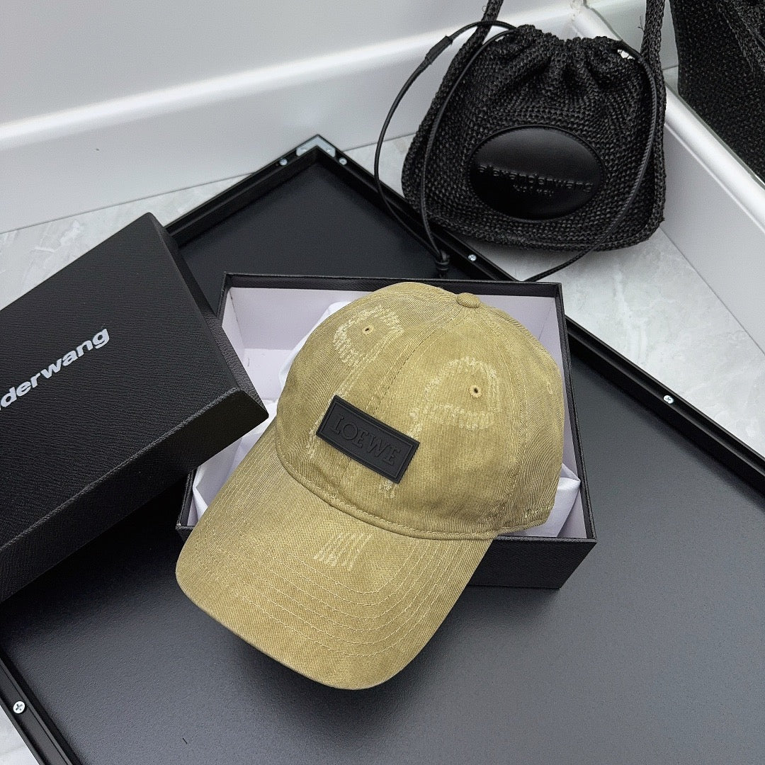 LOEWE - Новая модель - Бейсболка с эффектом потертости