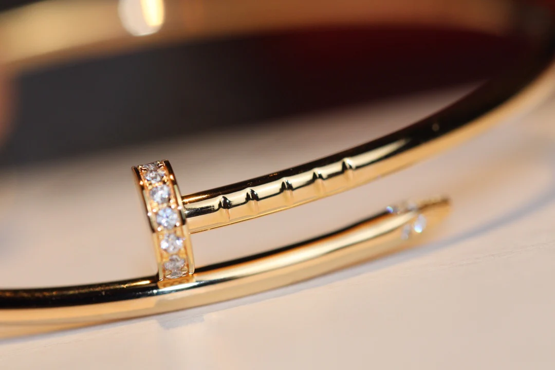 Браслет Cartier ?Гвоздика? — розовое золото с бриллиантами в половинках бриллиантов.