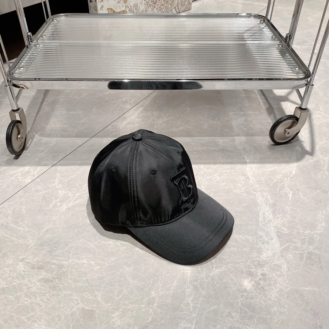 Новинка сезона весна/лето 2023 от Burberry - глянцевая бейсболка TB - черная.