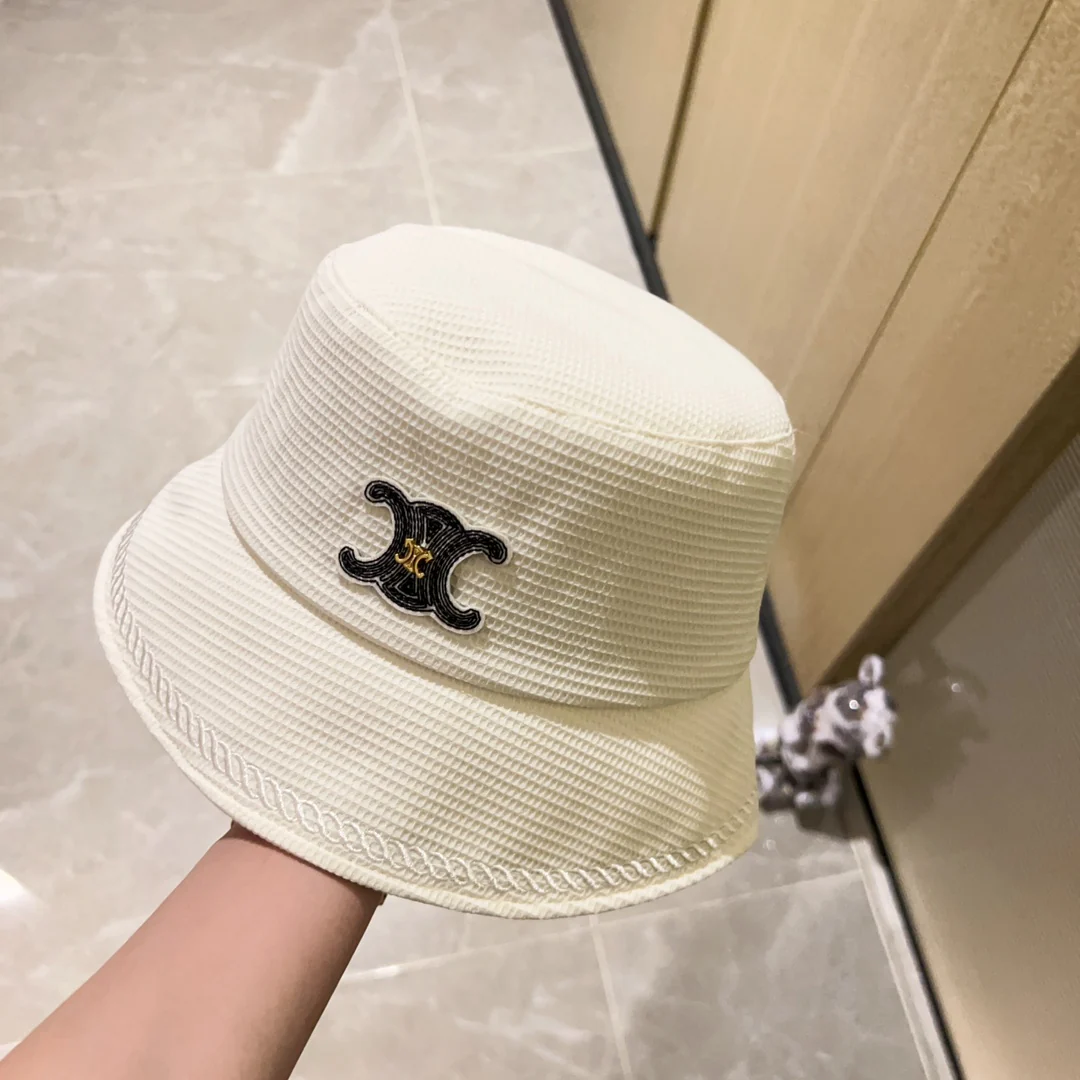 Панама Celine New Triumph Versatile 2023 года — белая.