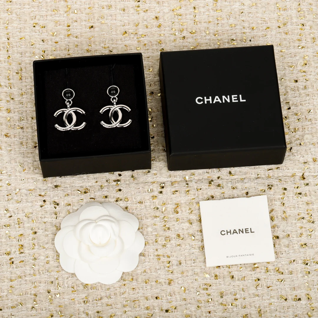 Chanel - Серьги в виде двойной буквы С из полированного черного серебра, 25 пенсов