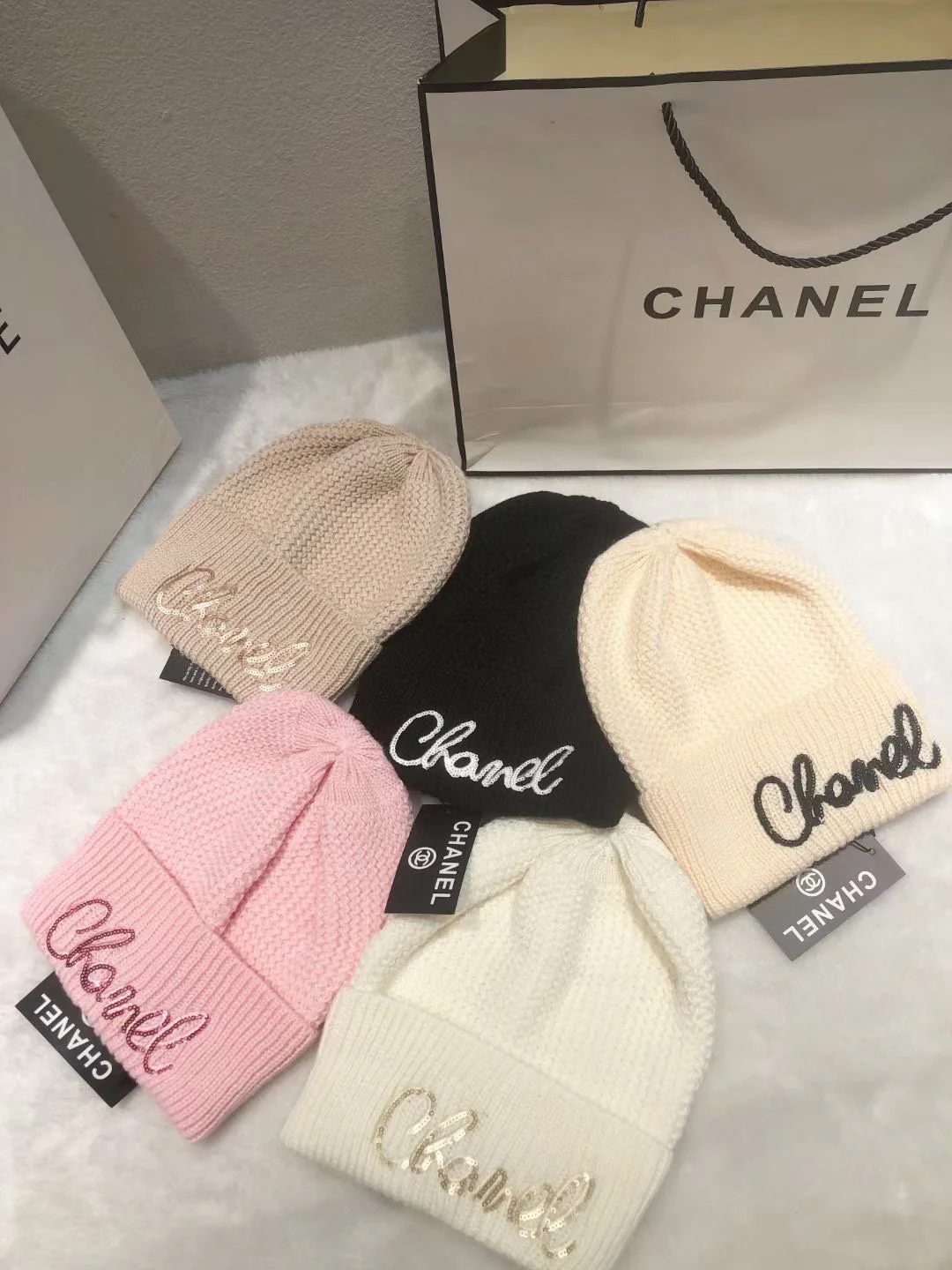 Вязаная шапка Chanel с пайетками и курсивной надписью
