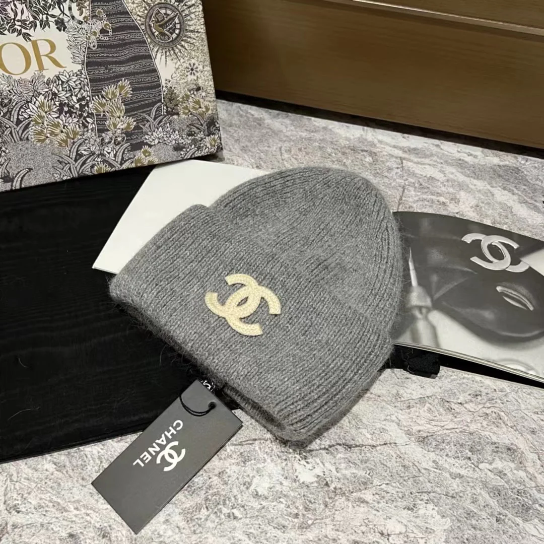 Вязаная шапка Chanel из разноцветного кроличьего меха