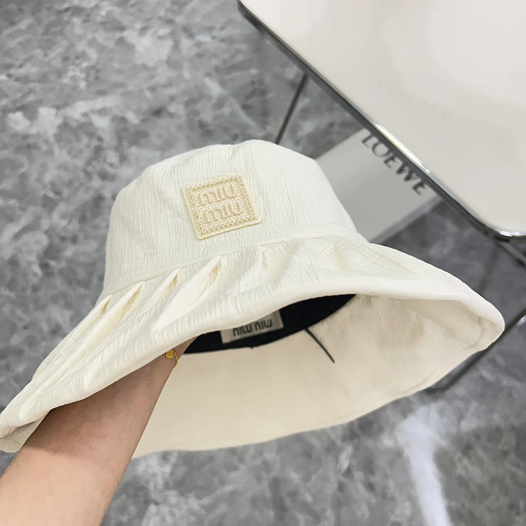 Новая хлопково-льняная складчатая рыбацкая шляпа Miu Miu 2024 года - белая.
