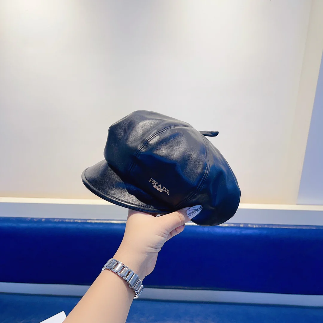 Кожаный берет Prada - черный