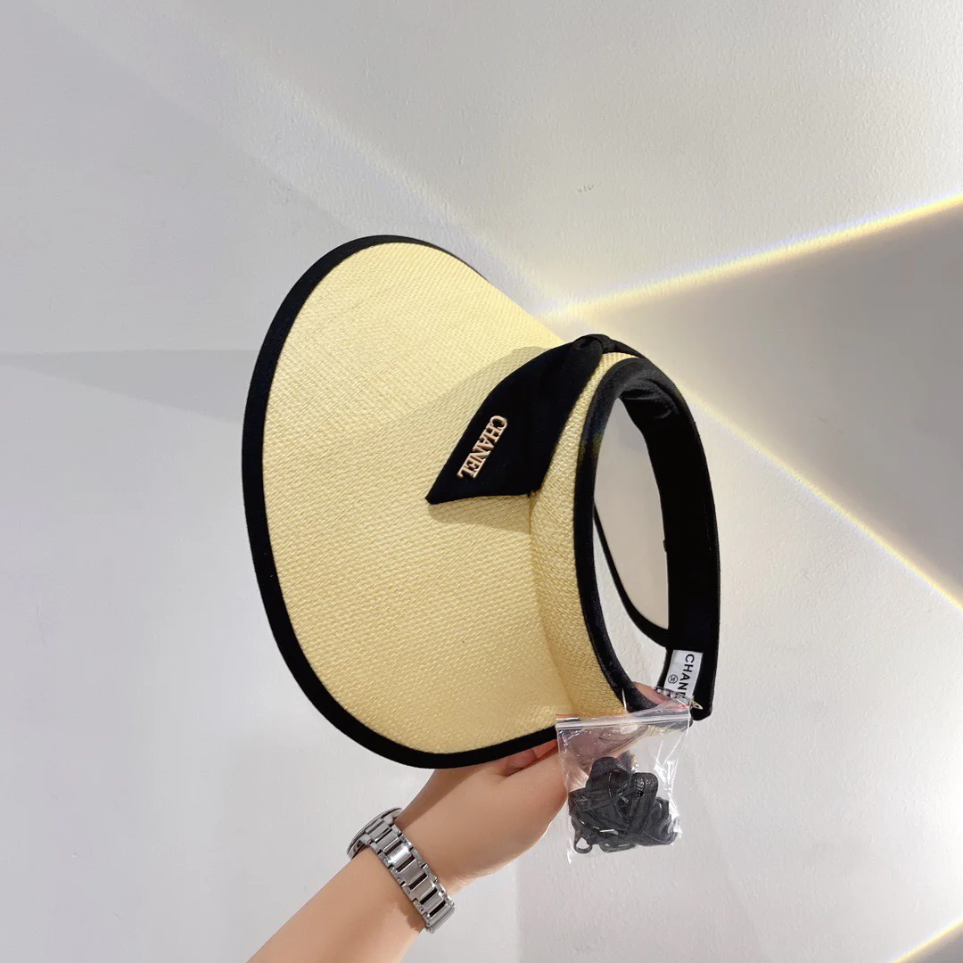 Соломенная шляпа от солнца Chanel 2022 года - с открытой шириной.