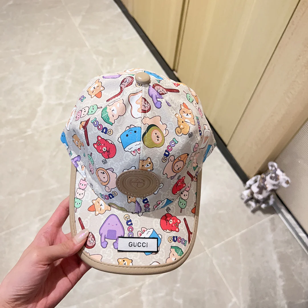 Новинка сезона весна/лето 2023 от Gucci - бейсболка с кожаной отделкой - белая.