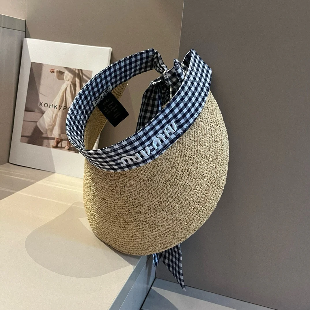 Новая клетчатая шляпа от солнца из рафии Miu Miu весна/лето 2024 — синяя.