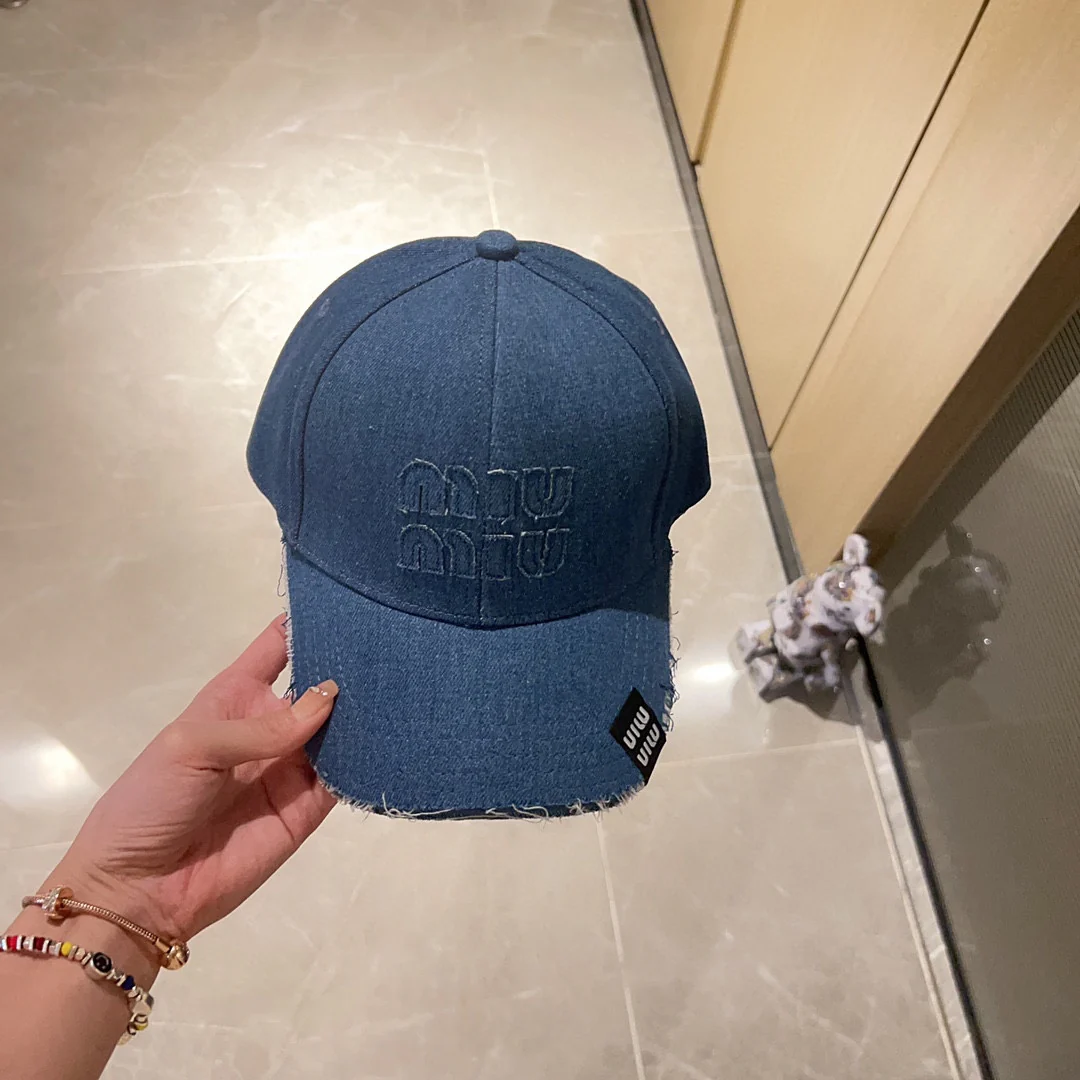 Новая джинсовая бейсболка Miu Miu 2023 в стиле бутика с бахромой — синяя.