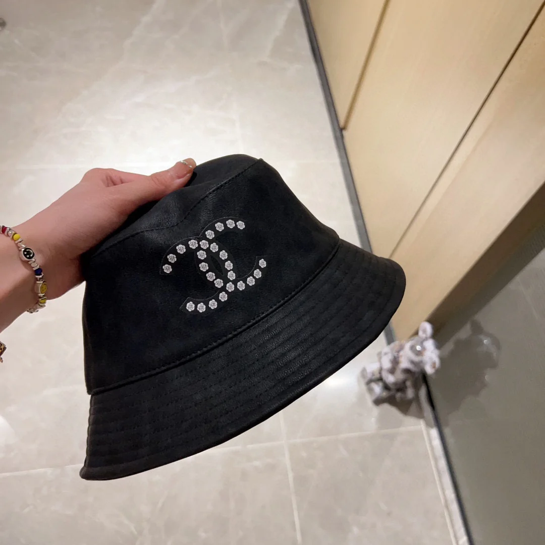 Новая кожаная рыбацкая шляпа Chanel из коллекции Pre-Fall 2023 — черная.