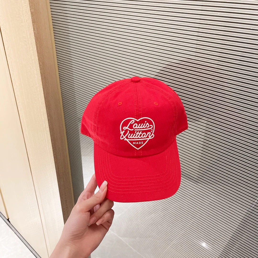 Бейсболка LV с логотипом в виде сердца — несколько цветов