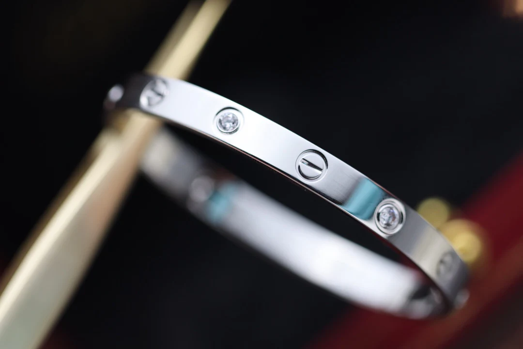 Широкий браслет Cartier Love из белого золота с 4 бриллиантами.