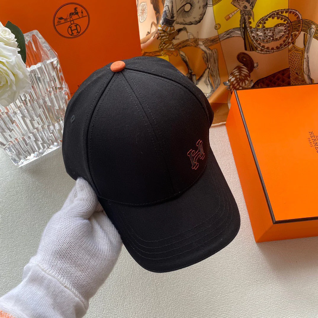 Вышитая бейсболка Hermes - черная