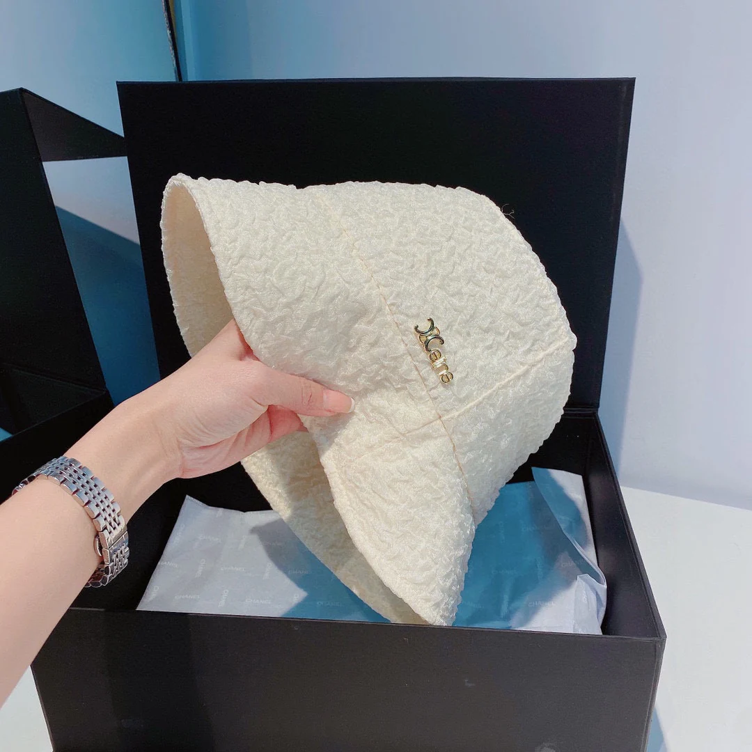 Новинка Celine 2022 года - стильная рыбацкая шляпа для весны/лета.