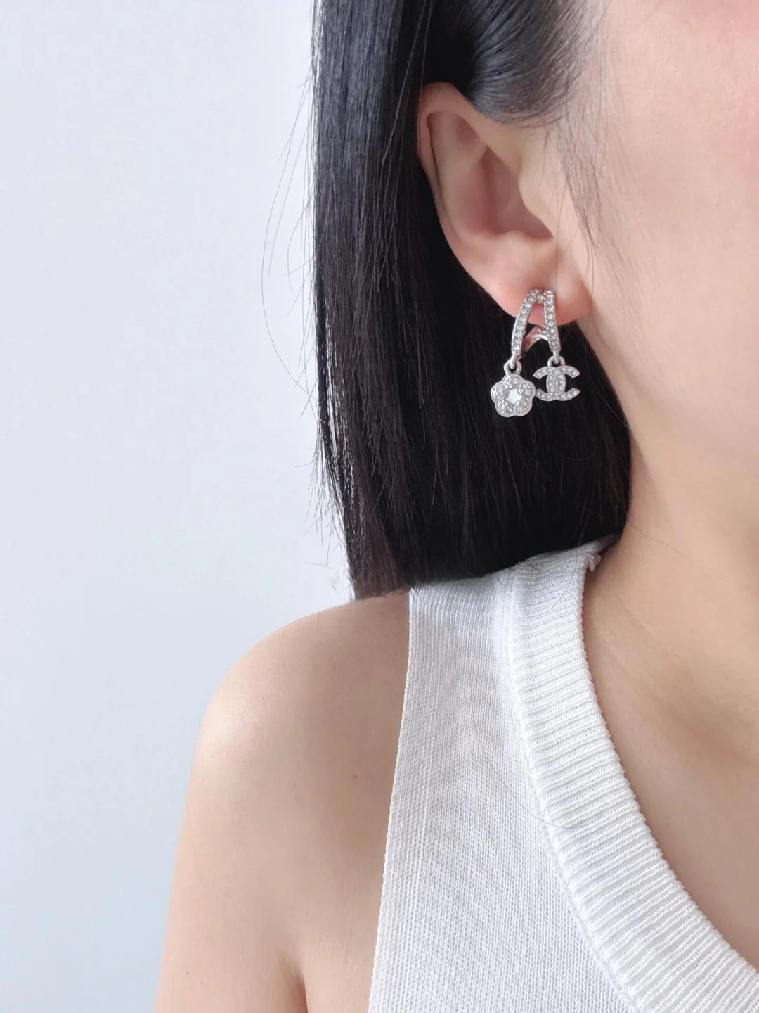 Асимметричные серебряные серьги Chanel 25 пенсов - Флакон духов - Камелия