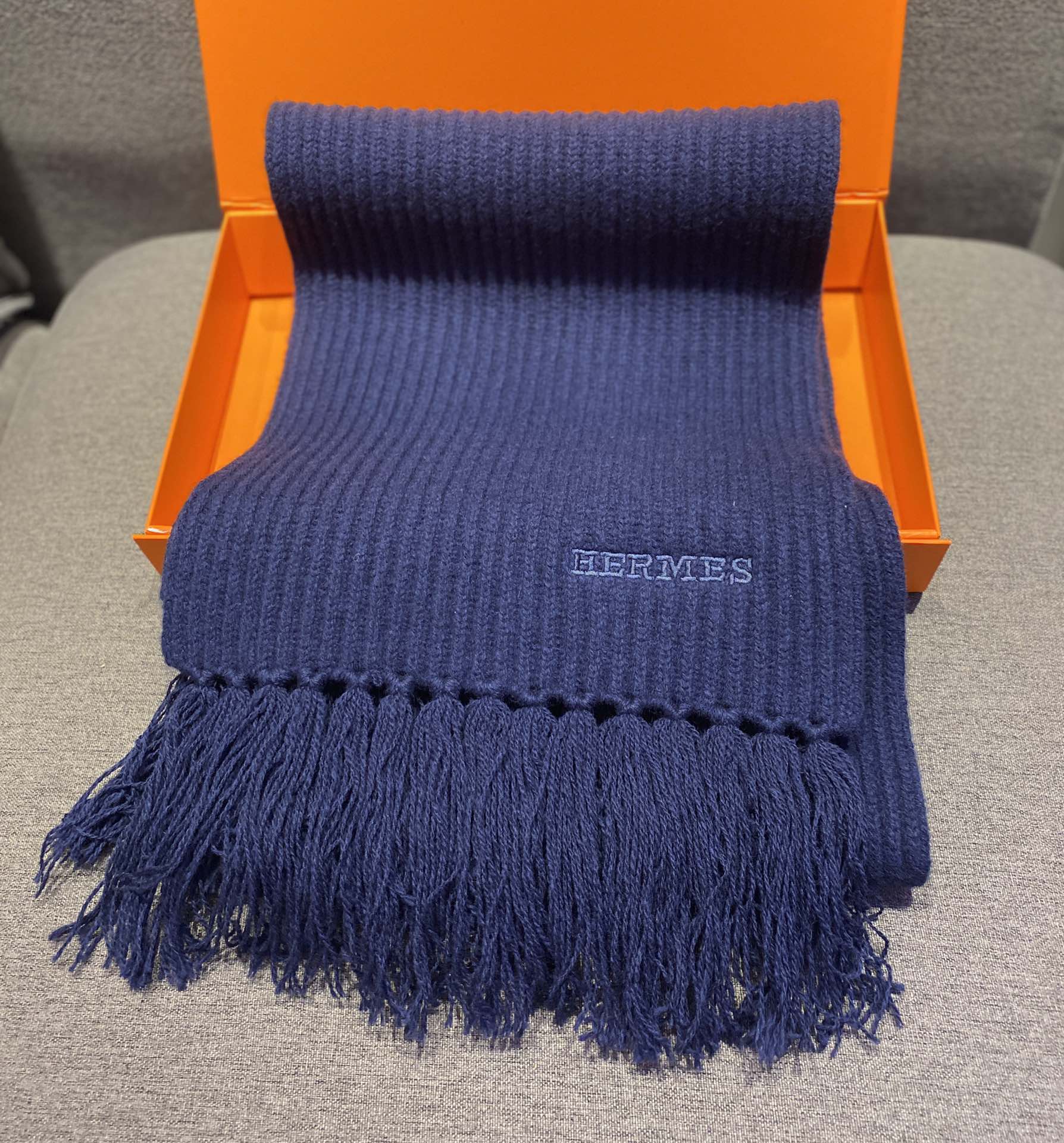 Вязаный кашемировый комплект Hermes с шапкой-бини - темно-синий