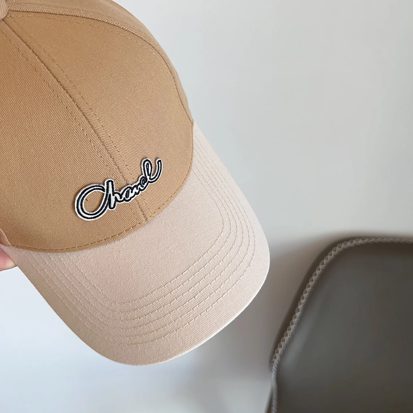 Chanel - Бейсболка с цветовыми блоками - Коричневая